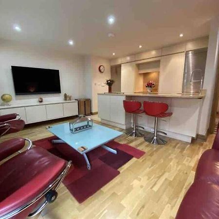 Lovely 2 Double Bedroom Flat With Patio แมนเชสเตอร์ ภายนอก รูปภาพ